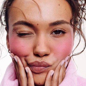 Миллениалы против зумеров: как отличается вкус в макияже у этих двух поколений