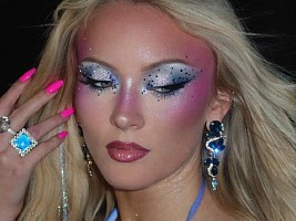 Образ Зары Ларссон, ставший очередным шагом в сторону бьюти-максимализма