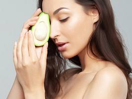 Чем их кормить: нужна ли волосам специальная диета и витамины