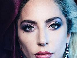 Леди Гага сама делает макияж (и делится фото результата)