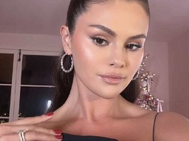 Устали от классического красного маникюра? Попробуйте праздничный кирпичный вариант, как у Селены Гомес