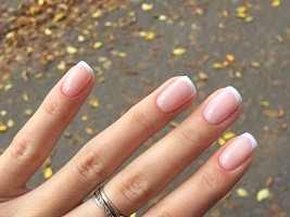 «Френч» из девяностых на полуквадратной форме — главный французский маникюр этой осени?