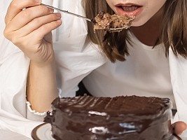 Слабость, отеки, тяга к сладкому: 8 признаков того, что у вас дефицит белка