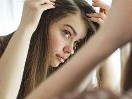 Прячутся в волосах: почему прыщи появляются даже на голове и как их лечить