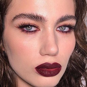 Прощаемся с осенью ярко и элегантно — макияжем в эстетике красного вина