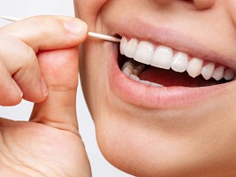 Привычки, которые вредят зубам: от использования зубочисток до запивания мороженого горячим кофе