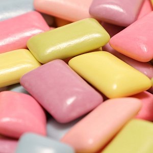 Вредит ли жвачка зубам: вся правда от стоматолога