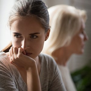Токсичные родственники: как наладить отношения с семьей своего избранника