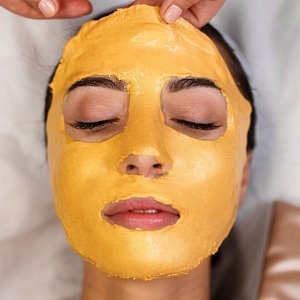 Застыла на лице: что такое альгинатная маска и как ее правильно делать