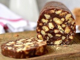 Шоколадная колбаса: обезоруживающе простой рецепт десерта из сладкого детства