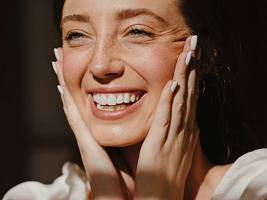 Адгезивная реконструкция зубов: как заметно омолодить улыбку и лицо