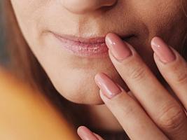 Сохнут губы зимой: почему это происходит и как лечить