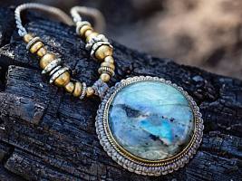 Заряжены на удачу: какие украшения обладают природным магнетизмом 