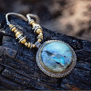 Заряжены на удачу: какие украшения обладают природным магнетизмом 