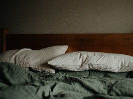 «Минимум — раз в неделю»: почему дерматологи советуют менять постельное белье в холода чаще, чем летом