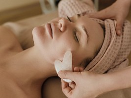 Гуаша для массажа: как правильно проводить лимфодренаж и лифтинг лица