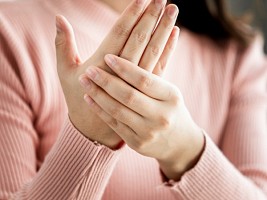 Пузырьки на пальцах: в чем причина дисгидроза и насколько он опасен