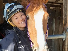Перелом позвоночника, кома, операции: «самый красивый жокей среди женщин» борется за жизнь после падения с лошади  