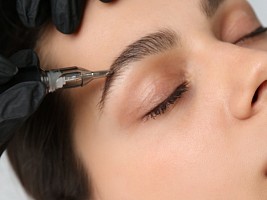 Больно, вульгарно, «расплывется»: 6 мифов о перманентном макияже, в которые не стоит верить