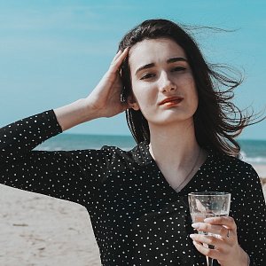 Какой напиток утоляет жажду и увлажняет организм изнутри лучше остальных (и это не вода)