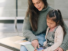 Волшебные страницы: 5 причин, почему взрослым полезно перечитывать детские сказки