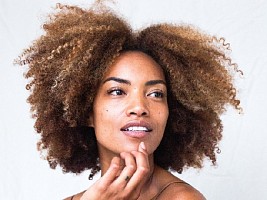«Воздушная» стрижка: новая техника для преображения кудрявых волос