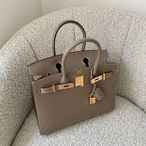 Вечная классика: какие люксовые сумки всегда будут актуальны в любом гардеробе