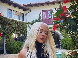 Блонд и черные пряди: вдохновляемся окрашиванием 20-летней Кристины Агилеры