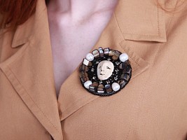 «Бабушкина брошь»: как актуально стилизовать спорное украшение