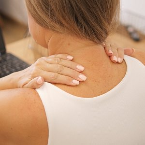 Горб на шее: можно ли избавиться от некрасивого бугра на задней поверхности шеи