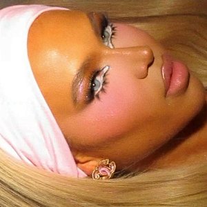 Макияж в стиле Нгози Эдеме: чем знаменита визажист, делавшая образы для Ким Кардашьян и Наоми Кэмпбелл