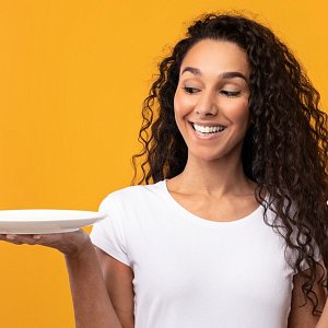 Новые тарелки и прием обезболивающих: самые необычные причины набора лишнего веса