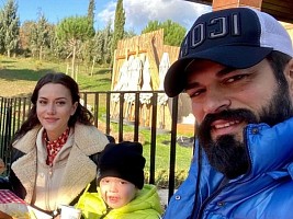 «Избегают прикосновений»: поклонники Бурака Озчивита гадают, все ли в порядке в его браке с Фахрие Эвджен