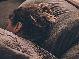 Какое положение тела во сне может провоцировать кошмары (а какое — «свидание» со звездой)