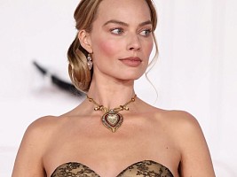 Промо имени Марго Робби: наряды и макияж актрисы снова продвигают голливудский фильм