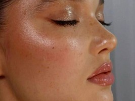 Назад в 2010-е: хайлайтер снова возвращается в моду. Какие формулы выбирать