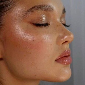 Назад в 2010-е: хайлайтер снова возвращается в моду. Какие формулы выбирать