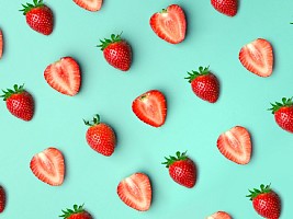 Немного клубнички: чем полезна для кожи первая летняя ягода