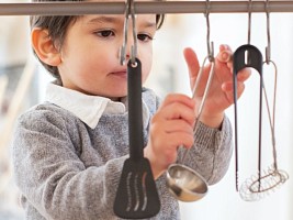 Играючи и с любопытством: как приучить ребенка выполнять домашние обязанности 