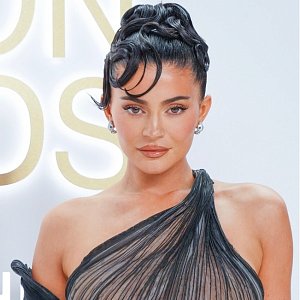 Ногти в клеточку: Кайли Дженнер показала самый трендовый маникюр этой зимы