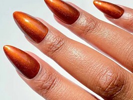 Бронзовый — новый хит сезона? Какие варианты трендового маникюра попробовать