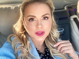 Анна Семенович осваивает профессию парикмахера на карантине
