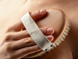 Массаж сухой щеткой: зачем нужен и как его делать?