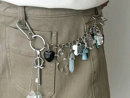 Устали от обвесов на сумку? Этой осенью брелки покоряют юбки и брюки 