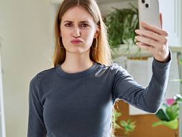 Вредят незаметно: как гаджеты, стресс и урбанистика портят кожу