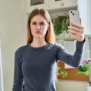 Вредят незаметно: как гаджеты, стресс и урбанистика портят кожу