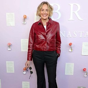 Шерон Стоун рассказала, что помогает ей уменьшить выпадение волос