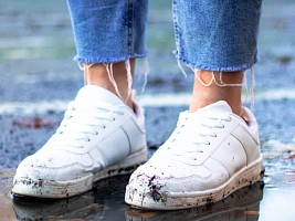 От кроссовок до балеток: как легко очистить от грязи белую обувь