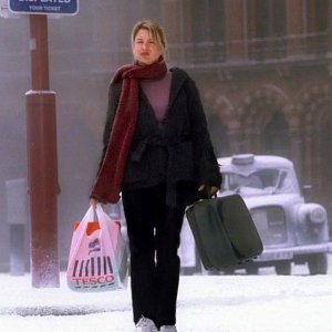 Наряд в стиле героини ромкома 90-х: рассказываем, как романтизировать этот холодный зимний сезон