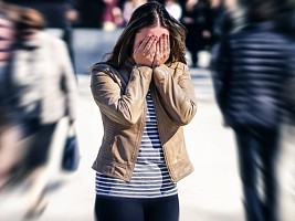 Не стеснительность, а социальная тревожность: 6 признаков, которые легко спутать